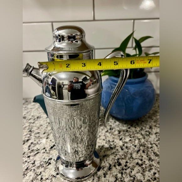 Vintage Martini Shaker Mid-Century Chrome Grapevine with a Pour spout - Picture 13 of 16